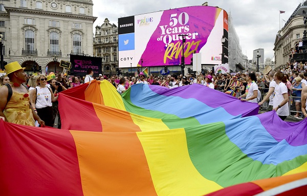 quảng cáo ngoài trời tôn vinh LGBTQ+